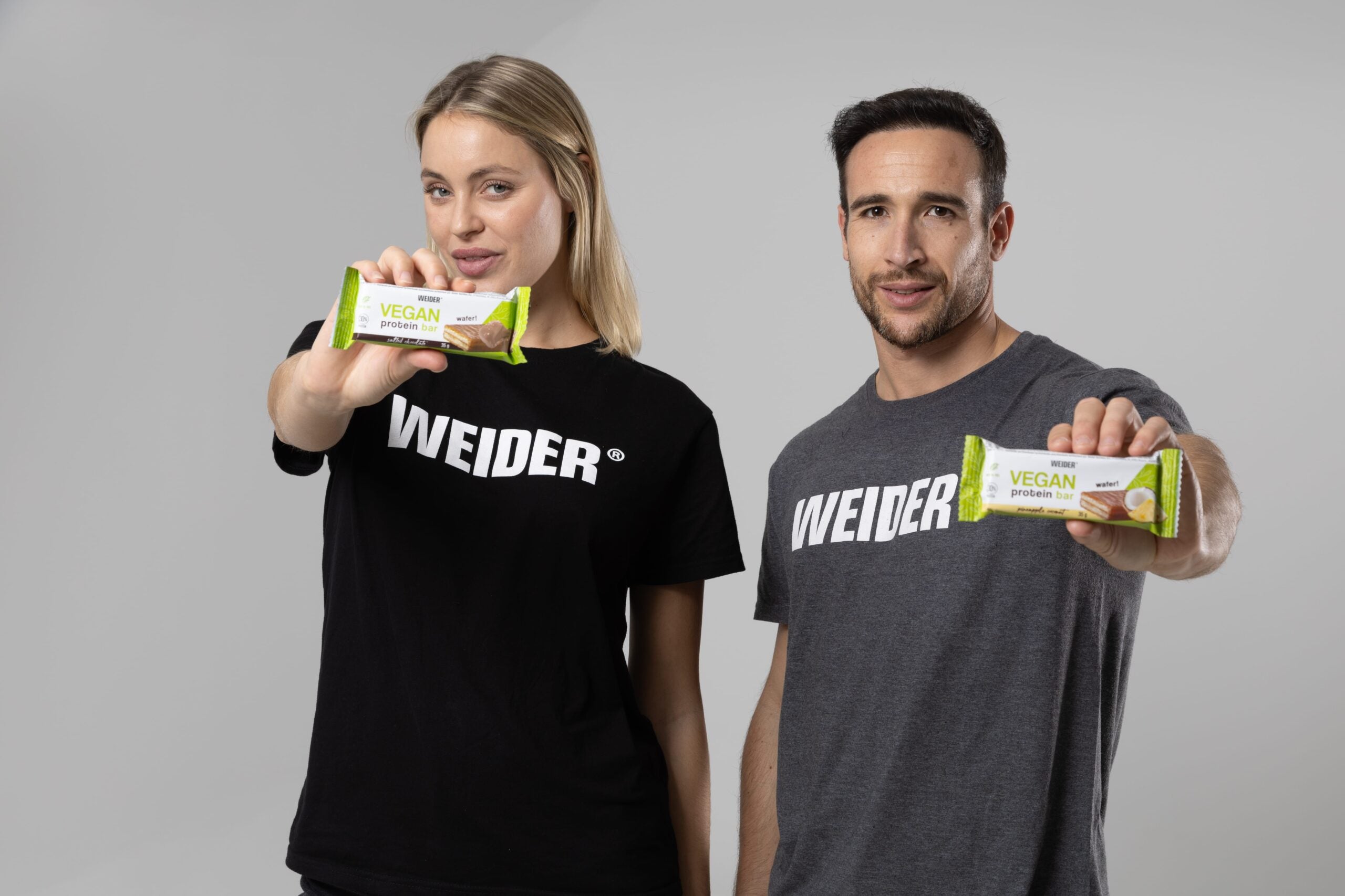 vegan_protein_wafer_bar_salted_choco_lifestyle